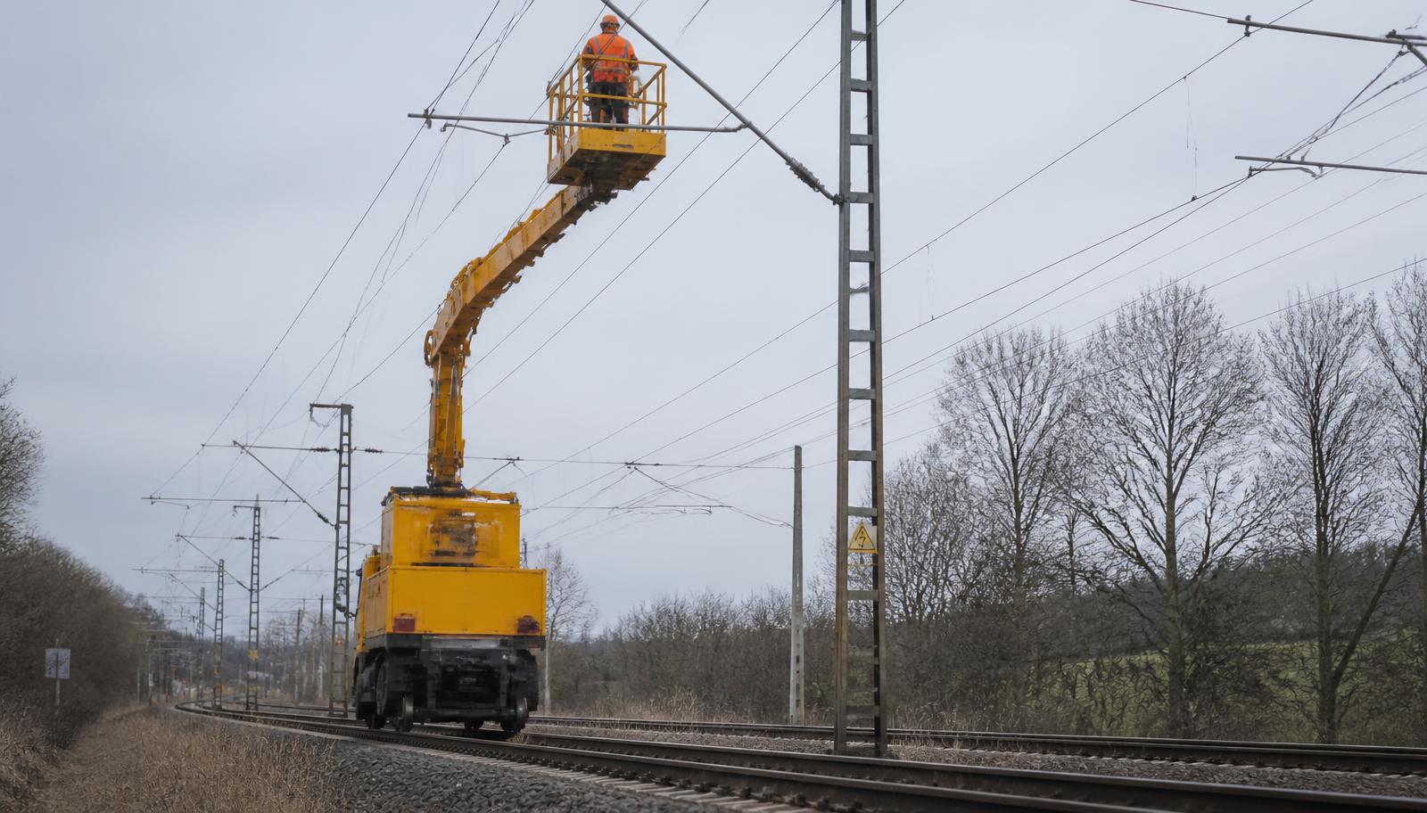 Turmwagen mit Arbeitsbühne an der Oberleitung