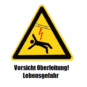 Gelbes Dreieck-Warnzeichen mit stürzender Person, Blitz und Oberleitung, darunter der Text „Vorsicht Oberleitung! Lebensgefahr“