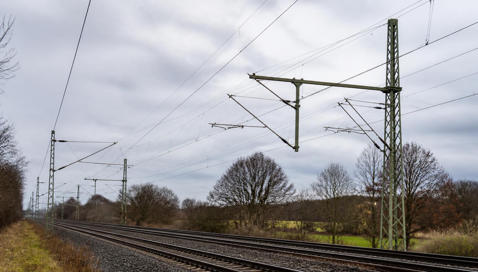 Oberleitung mit Masten und Fahrdraht über elektrifizierten Gleisen